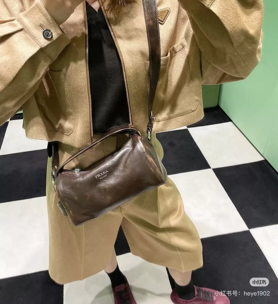 프라다 빈티지 무드 레더 보스턴 숄더백 상세 이미지 27