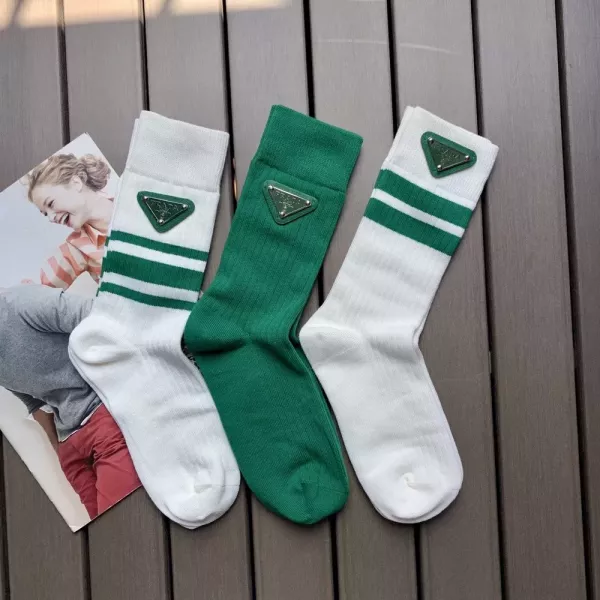 프라다 삼각 가죽 라벨 스트라이프 중목 삭스