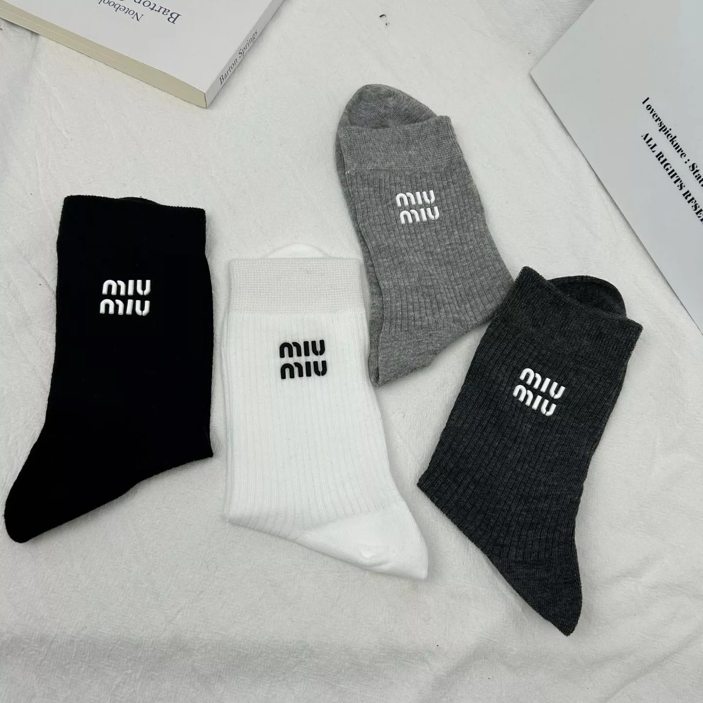 미우미우 실리콘 로고 코튼 중목 양말 상세 이미지 1