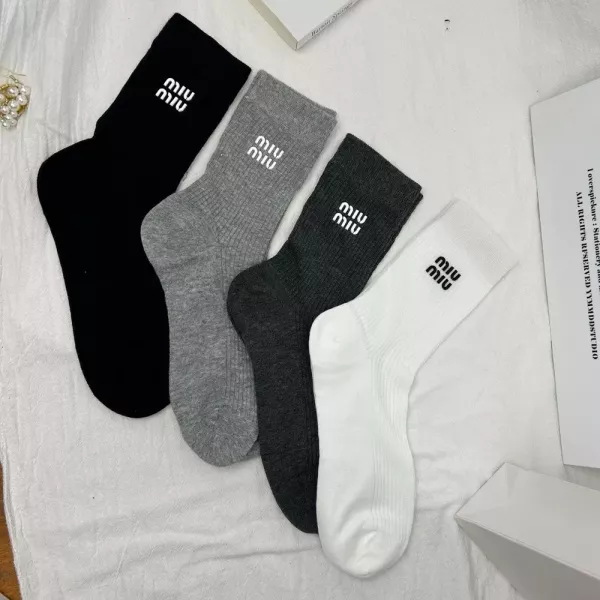 미우미우 실리콘 로고 코튼 중목 양말