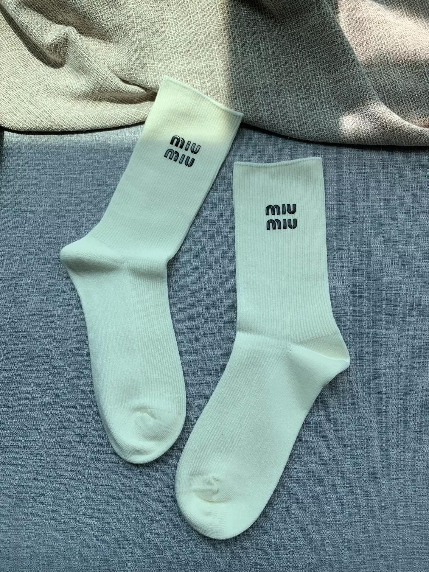 미우미우 심플 로고 코튼 중목 양말 상세 이미지 8