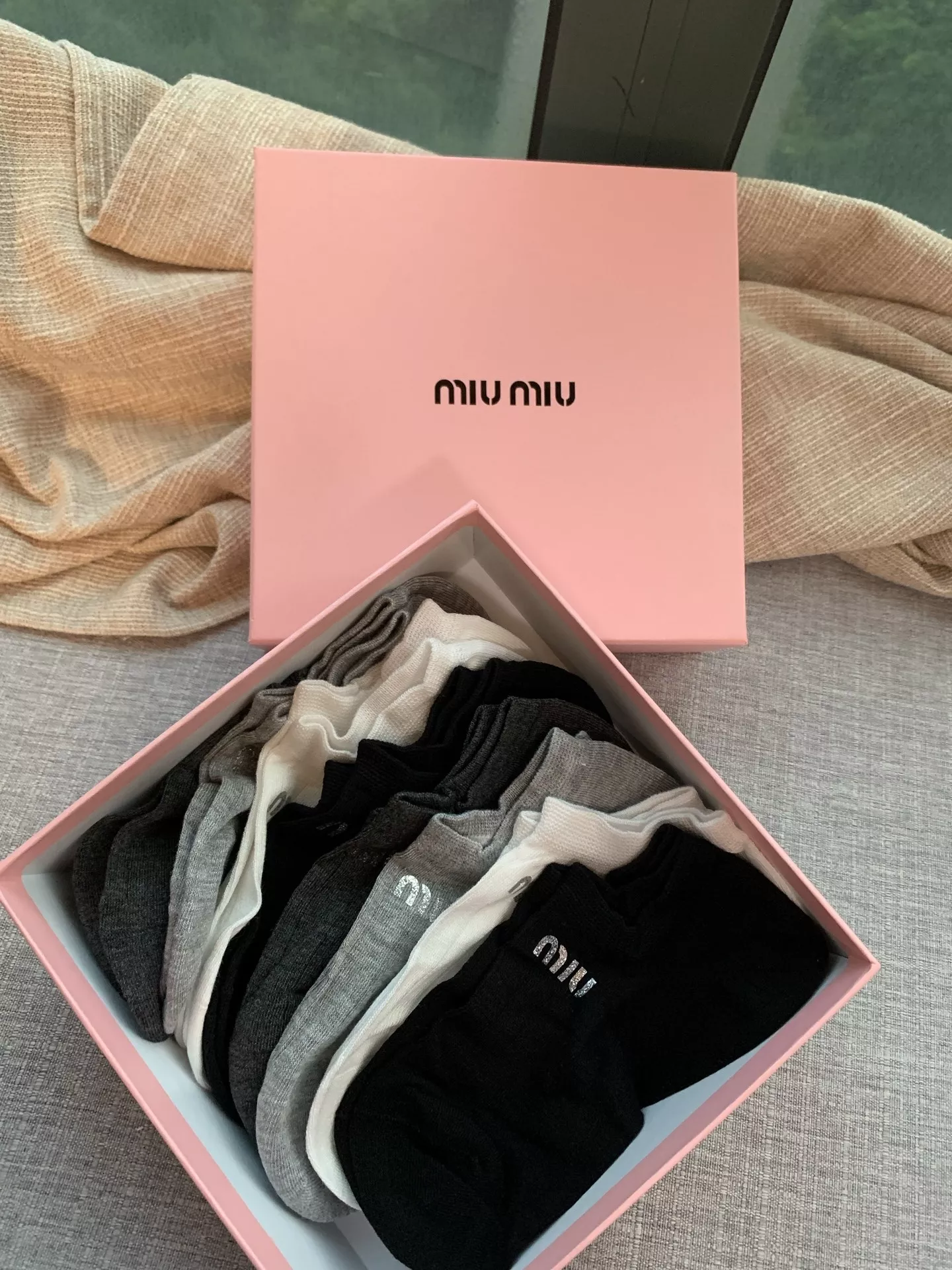 미우미우 레터링 포인트 초박형 코튼 덧신 상세 이미지 1