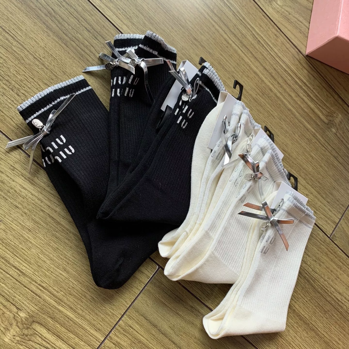 미우미우 실버 포인트 리본 장식 중목 양말 상세 이미지 2