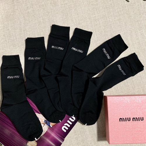 미우미우 로고 장식 모달 코튼 중목 양말