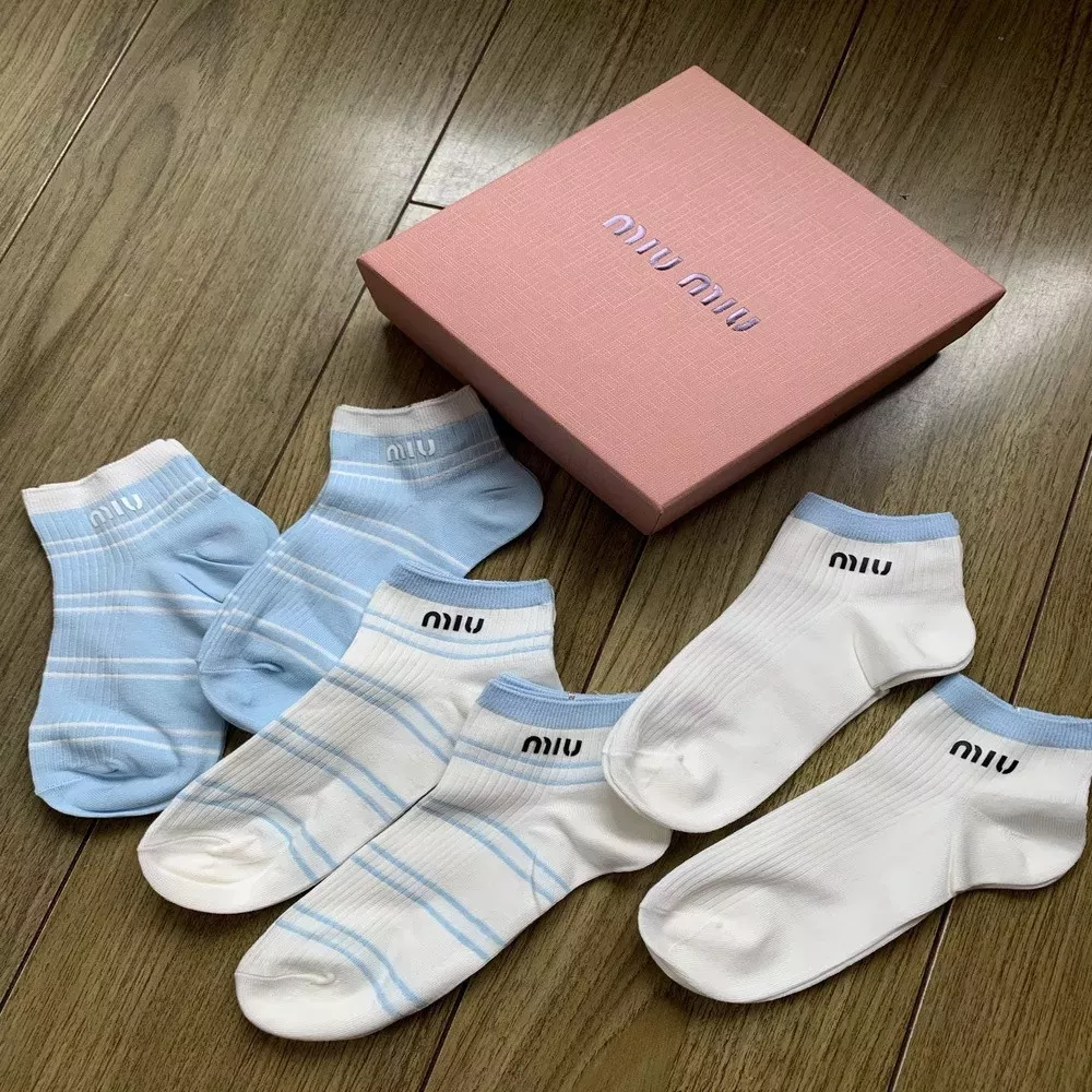 미우미우 손바느질 로고 포인트 코튼 양말