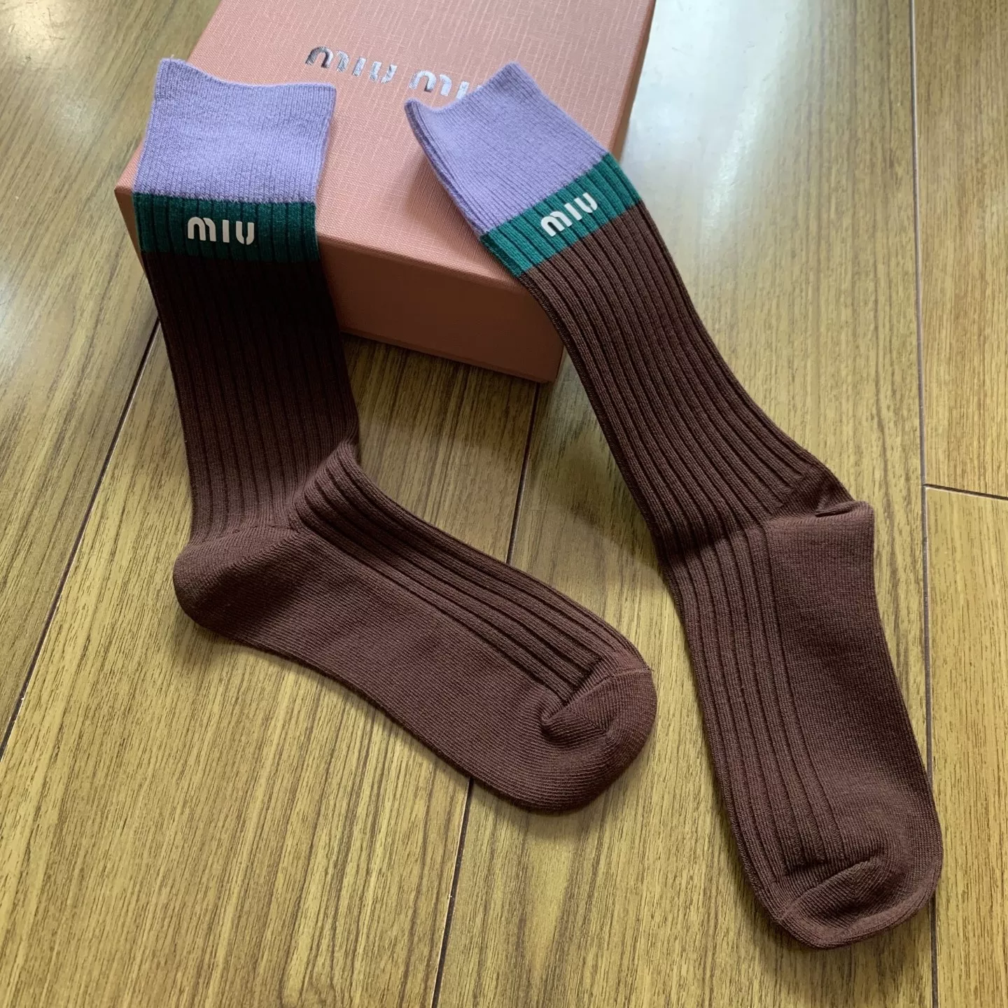미우미우 레터링 배색 스트라이프 코튼 중목 양말 상세 이미지 7