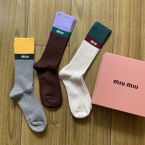 미우미우 레터링 배색 스트라이프 코튼 중목 양말