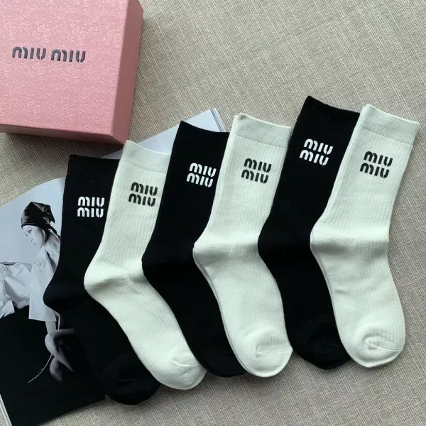미우미우 레터링 프린트 코튼 중목 삭스