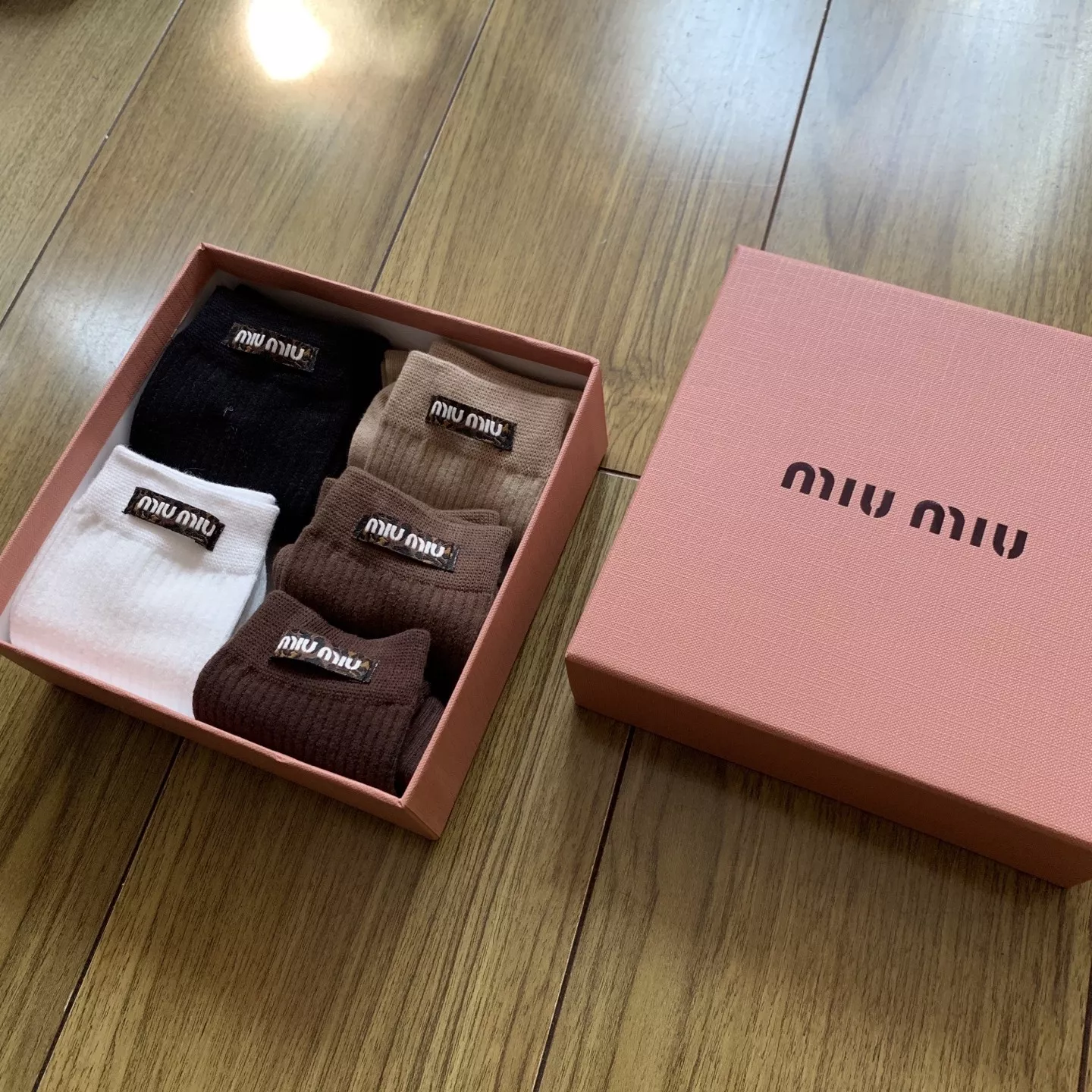 미우미우 레오파드 라벨 코튼 중목 양말 상세 이미지 1