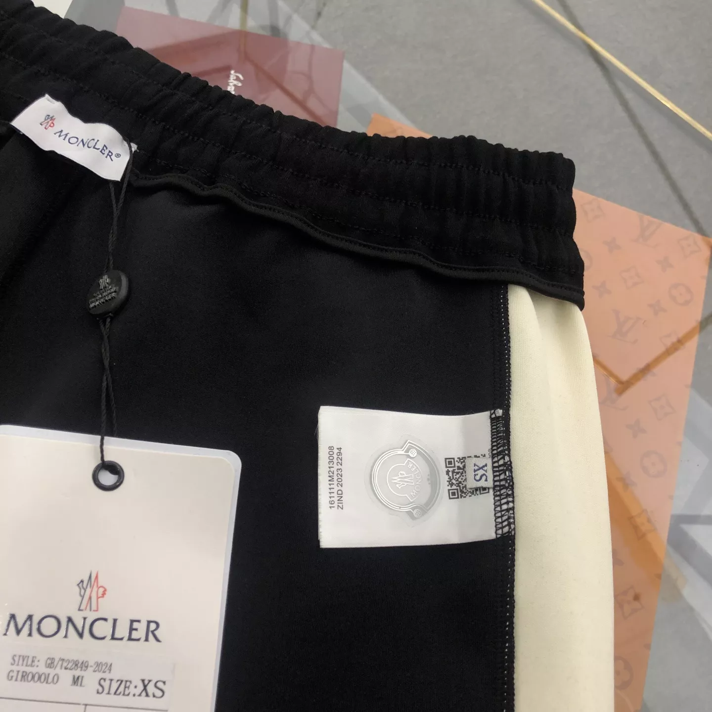 몽클레어 로고 배색 캐주얼 팬츠 상세 이미지 9