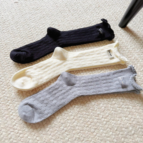 미우미우 펀칭 레이스 순면 중목 양말