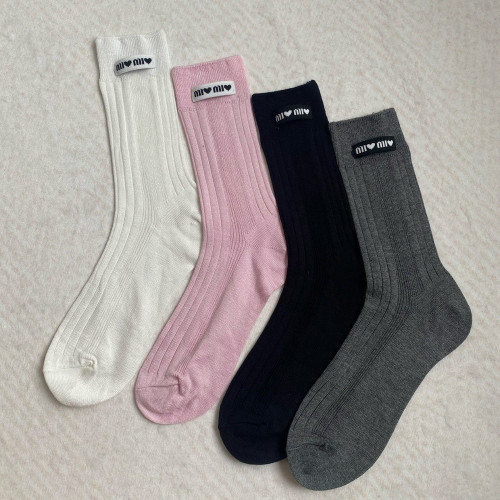 미우미우 하트 라벨 미들 삭스
