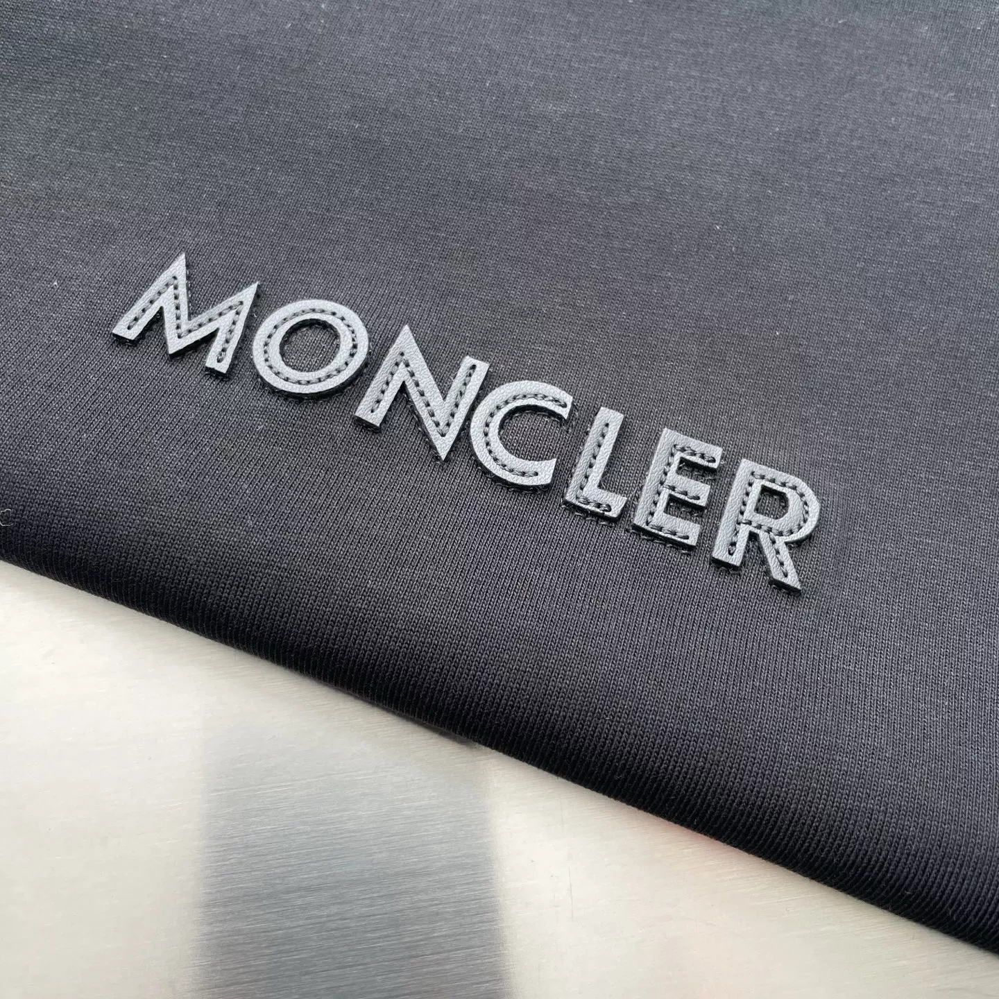 몽클레어 로고 자수 라운드넥 티셔츠 상세 이미지 14