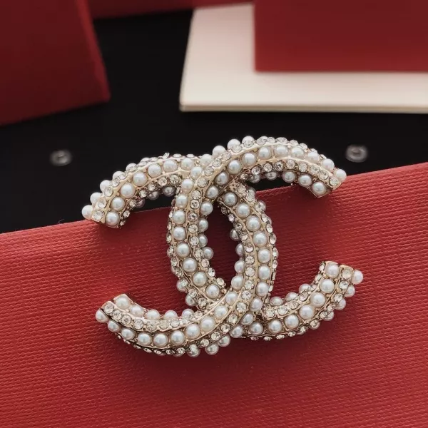 샤넬 트위스트 진주 로고 브로치