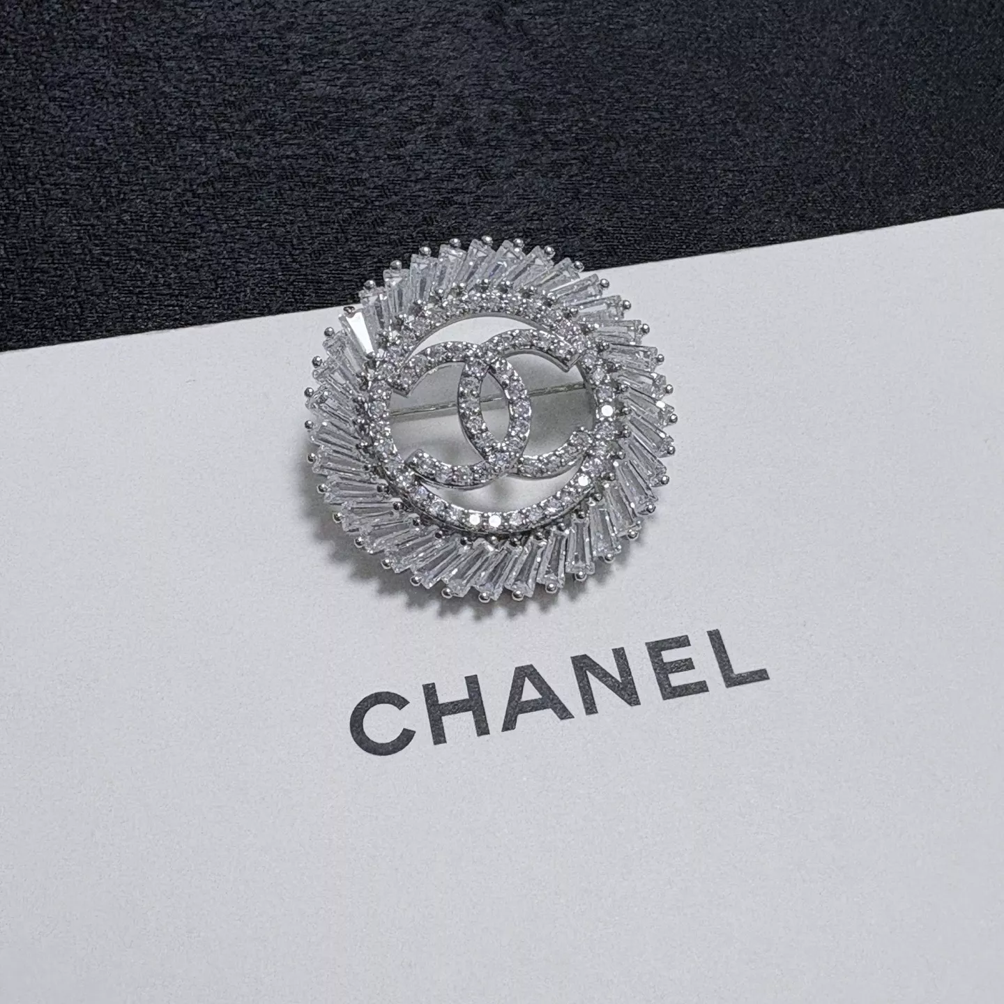 샤넬 실버 풀다이아 로고 브로치 상세 이미지 1