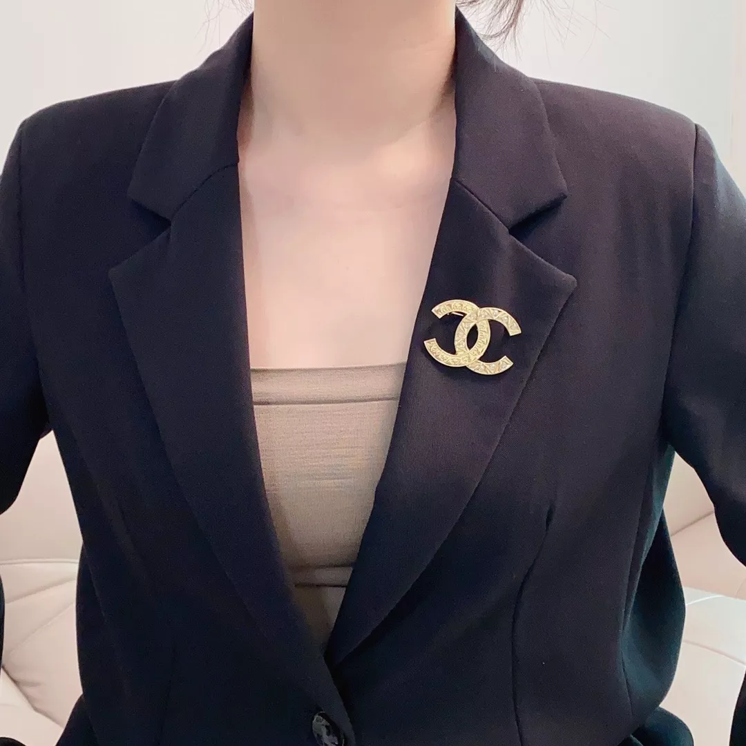 샤넬 로고 장식 브로치 상세 이미지 4