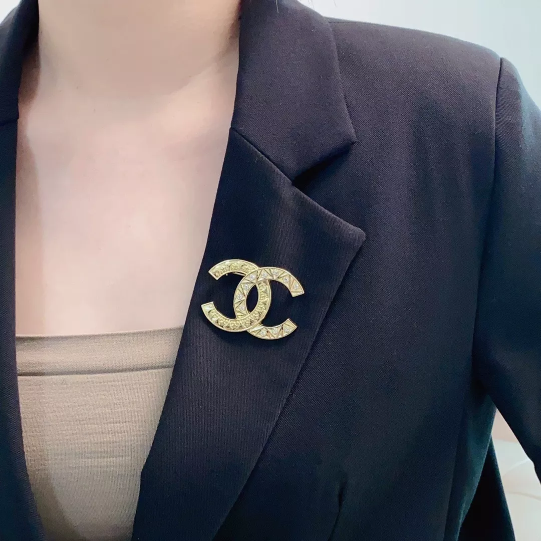 샤넬 로고 장식 브로치 상세 이미지 2