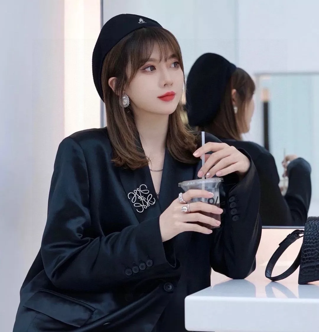 로에베 실버 라인 로고 브로치 상세 이미지 3
