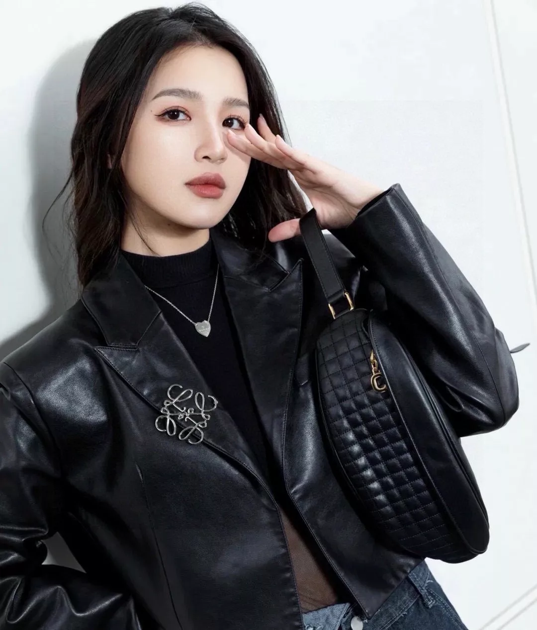 로에베 실버 라인 로고 브로치 상세 이미지 2