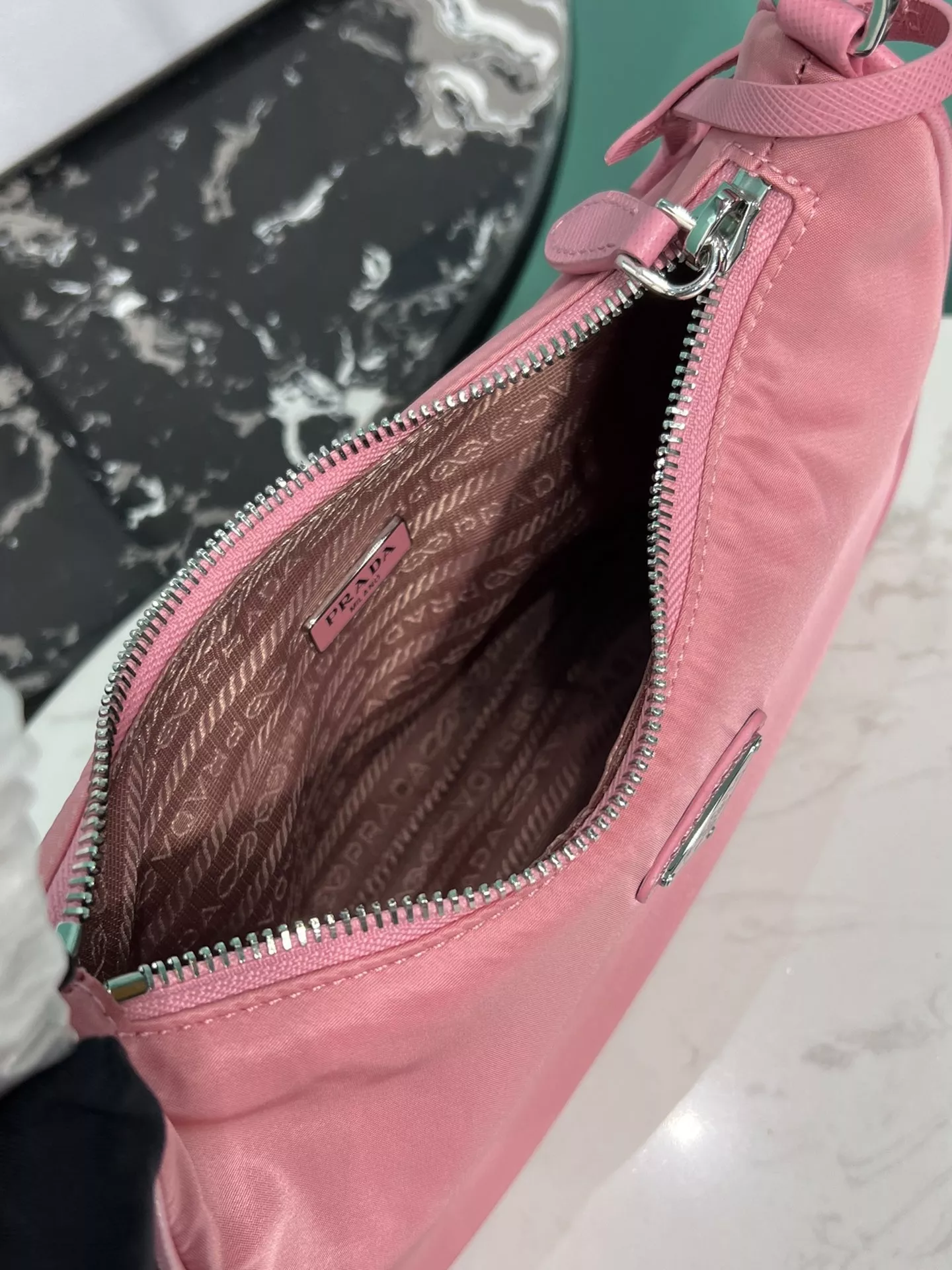 프라다 리에디션 나일론 호보백 상세 이미지 9