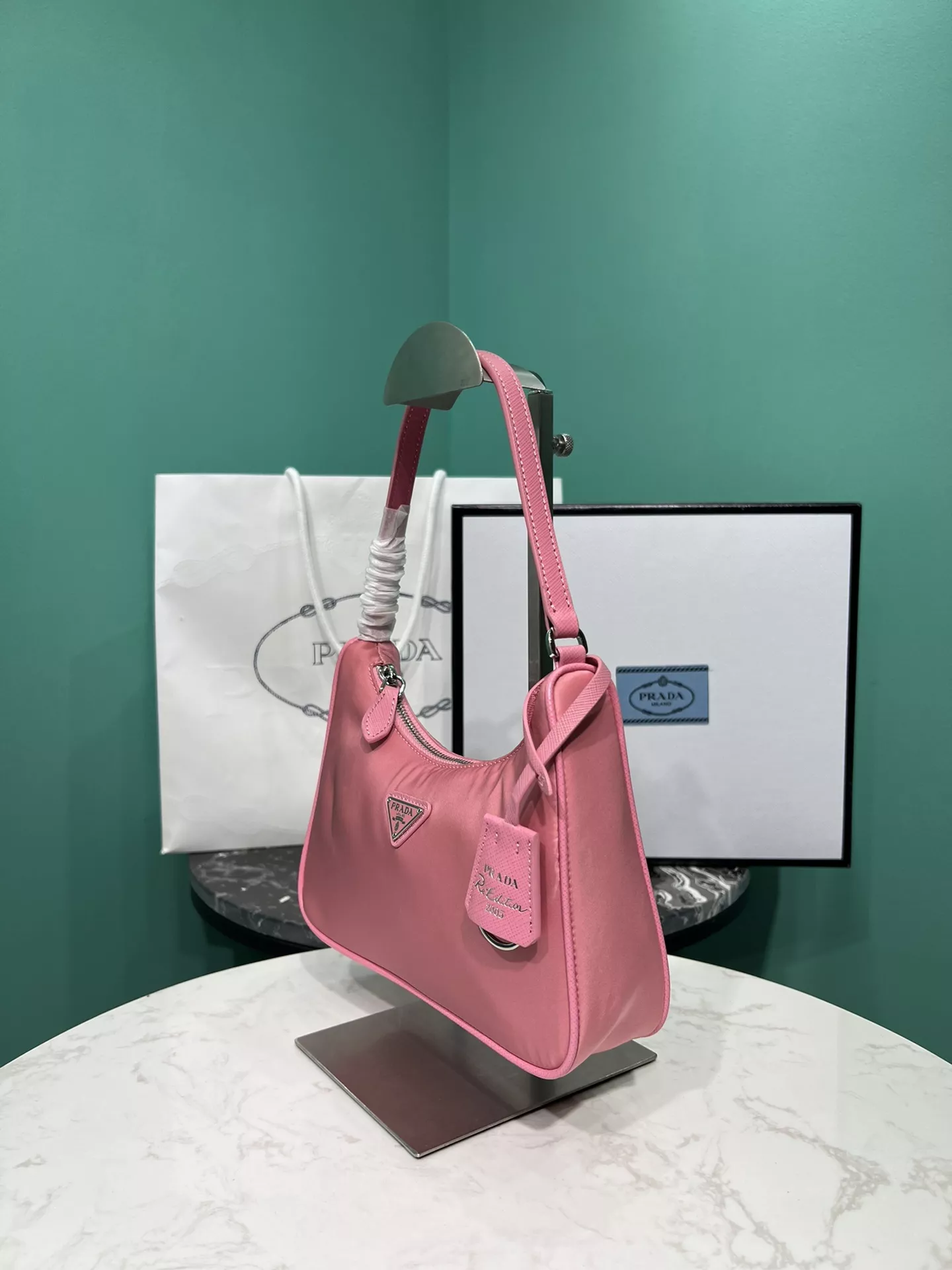 프라다 리에디션 나일론 호보백 상세 이미지 2