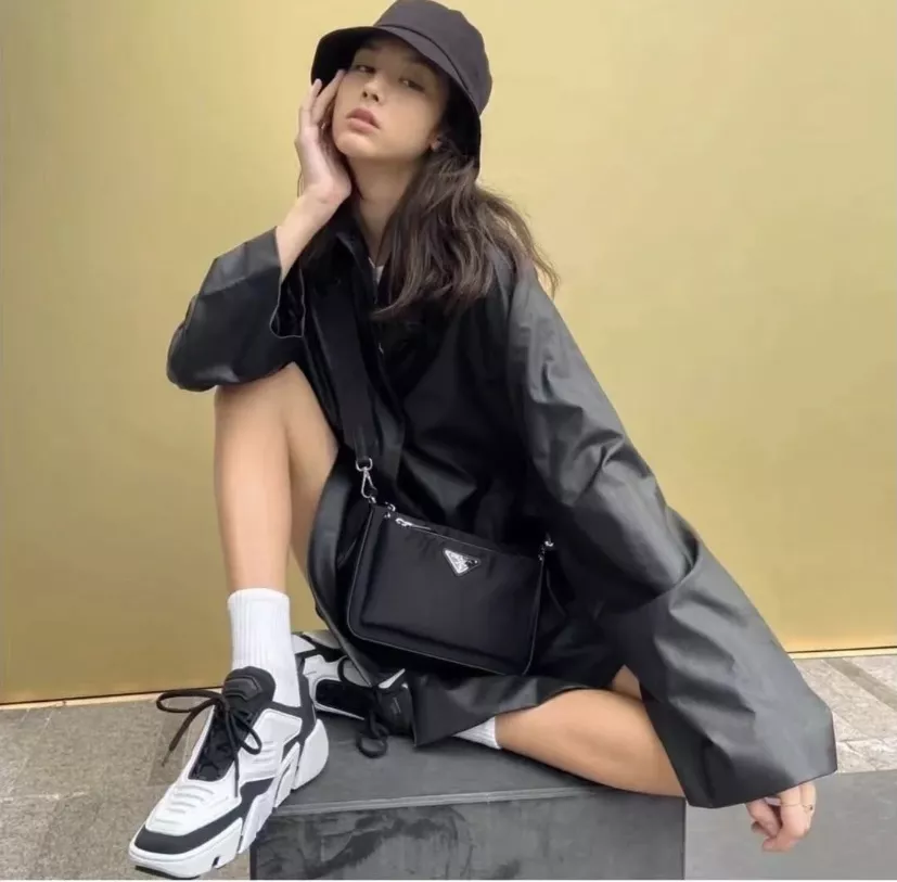 프라다 체인 스트랩 나일론 숄더백 상세 이미지 11