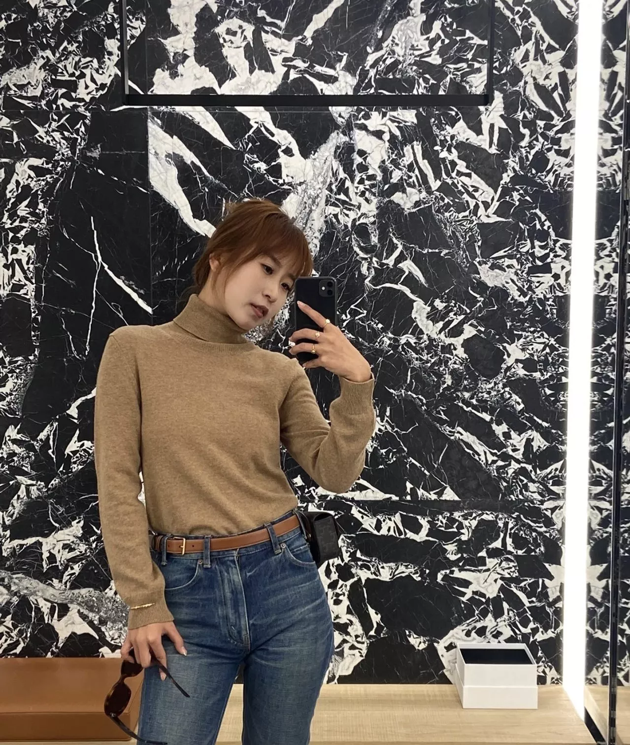 셀린느 미니 벨트백 상세 이미지 24