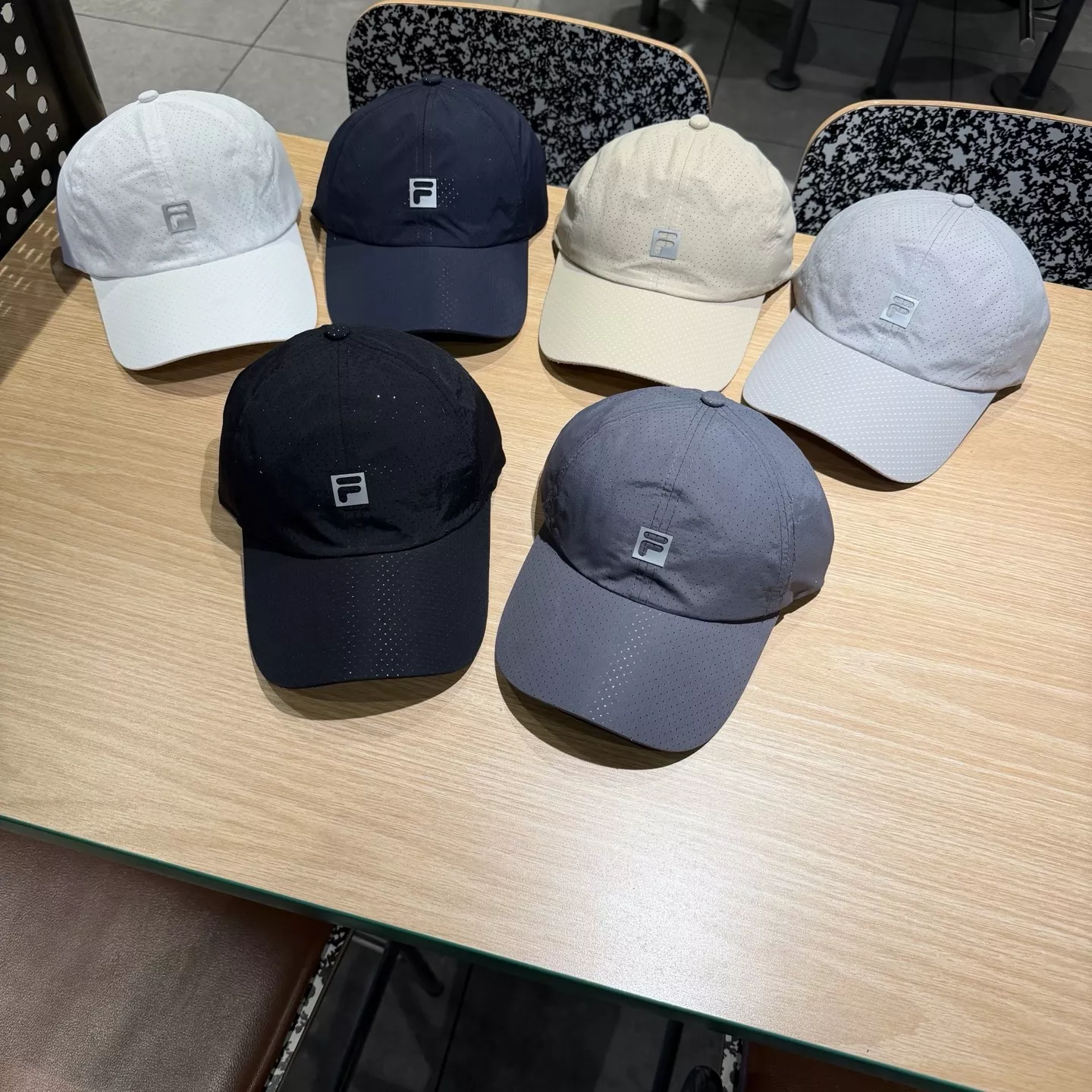 휠라 야광 로고 장식 볼캡 상세 이미지 1