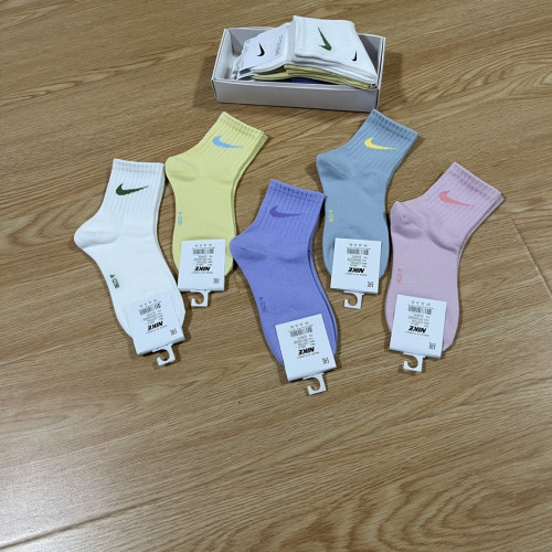 나이키 컬러 자수 미드 삭스