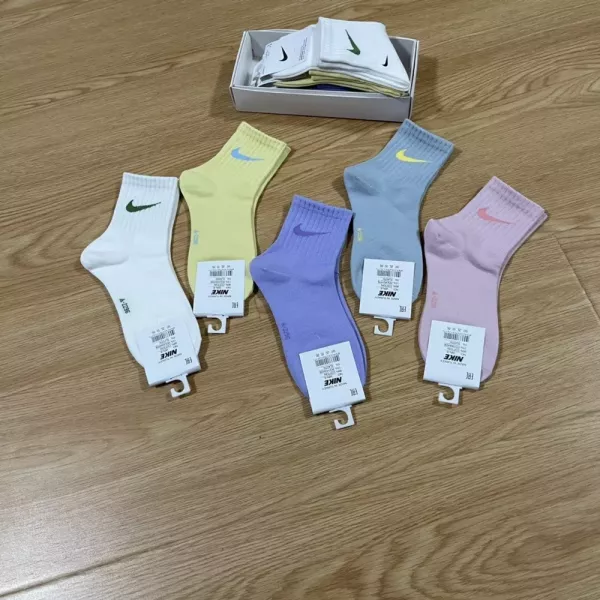 나이키 컬러 자수 미드 삭스