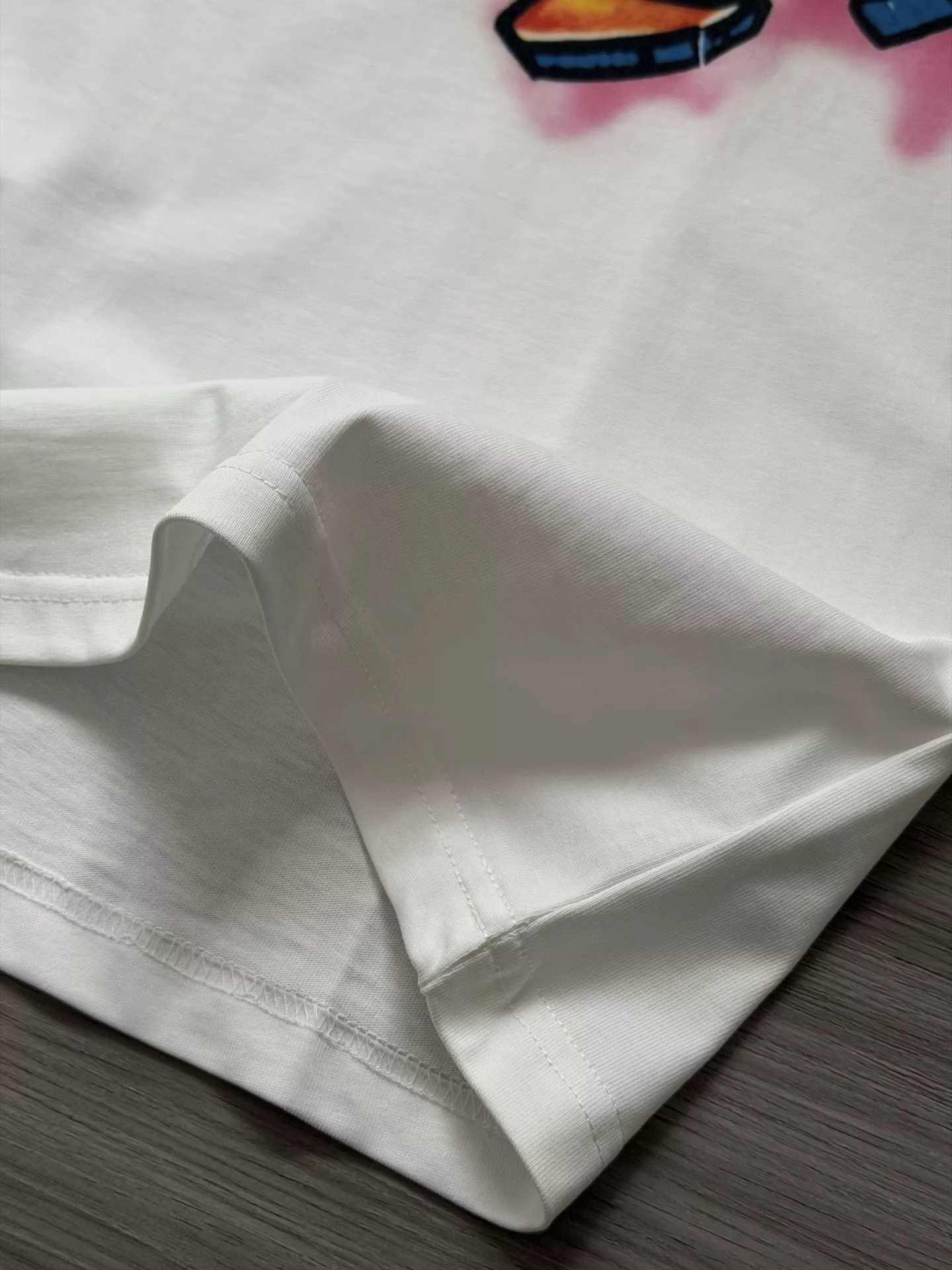 루이비통 화염 그래피티 로고 프린트 반팔 티셔츠 상세 이미지 10
