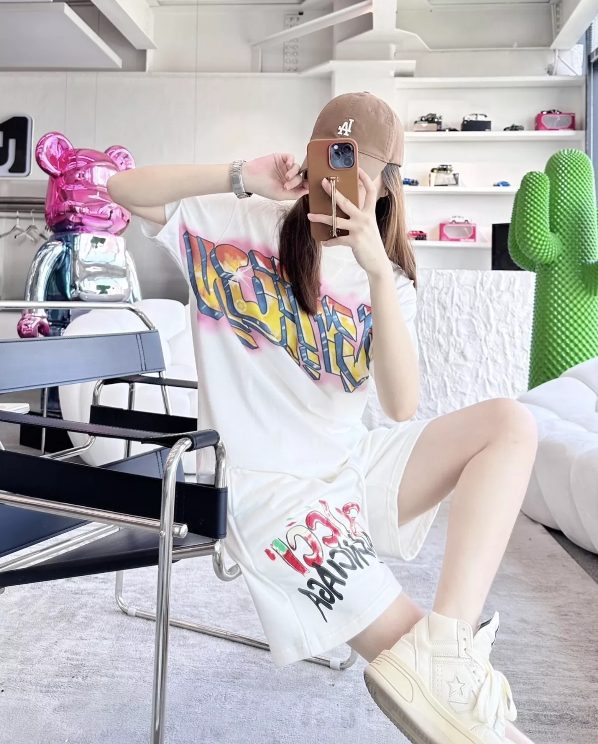 루이비통 화염 그래피티 로고 프린트 반팔 티셔츠 상세 이미지 28