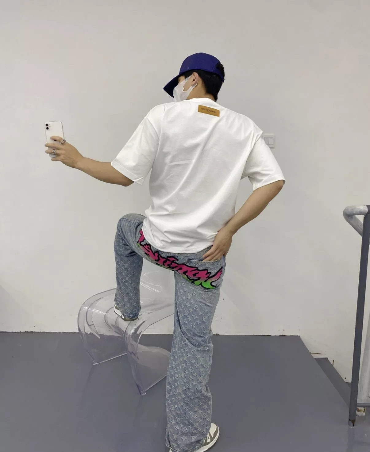 루이비통 화염 그래피티 로고 프린트 반팔 티셔츠 상세 이미지 22
