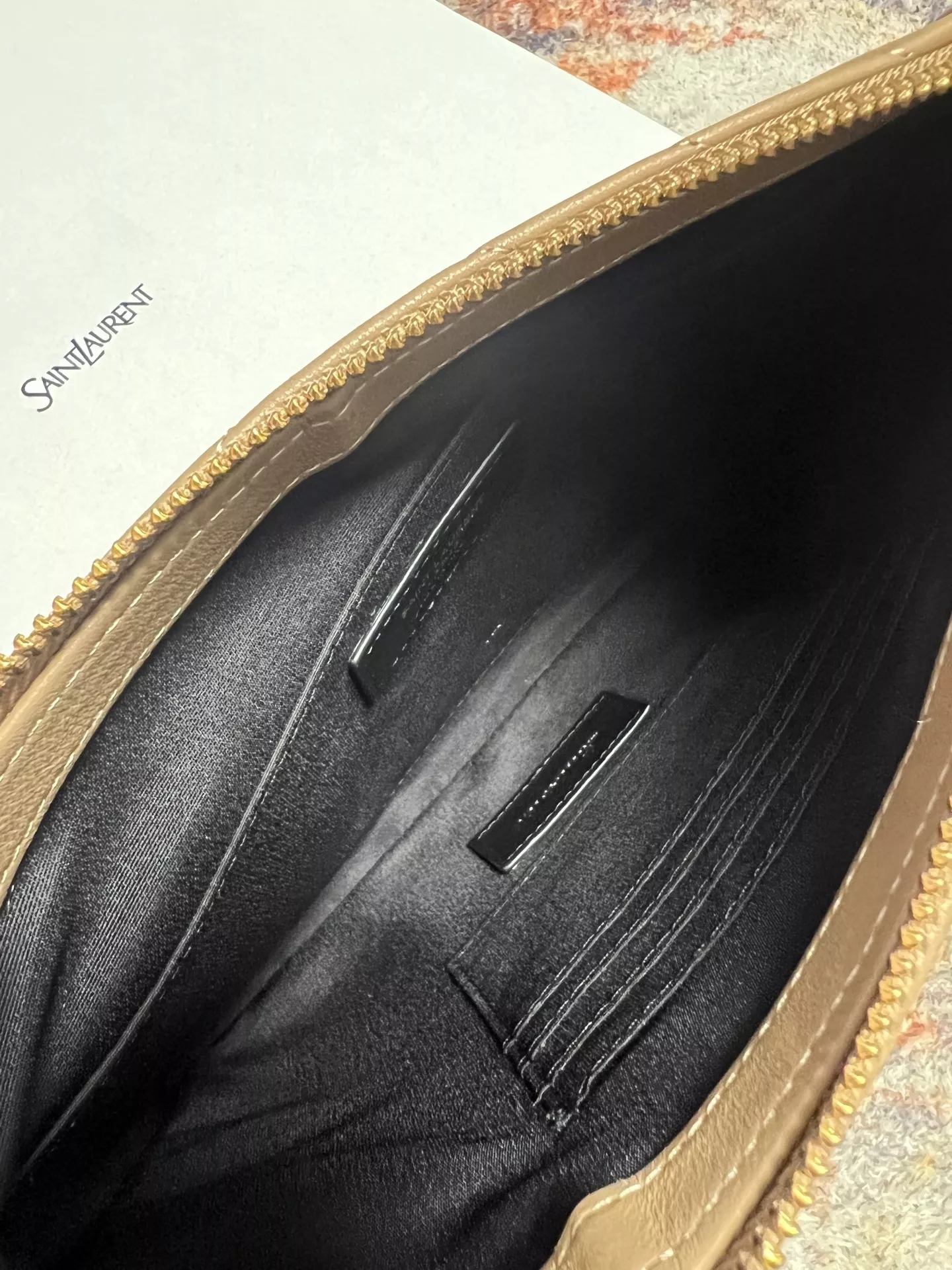 입생로랑 V 퀼팅 가죽 클러치 상세 이미지 5