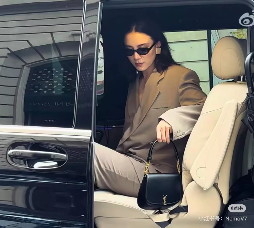 입생로랑 상단 손잡이 박스형 레더 백 상세 이미지 19