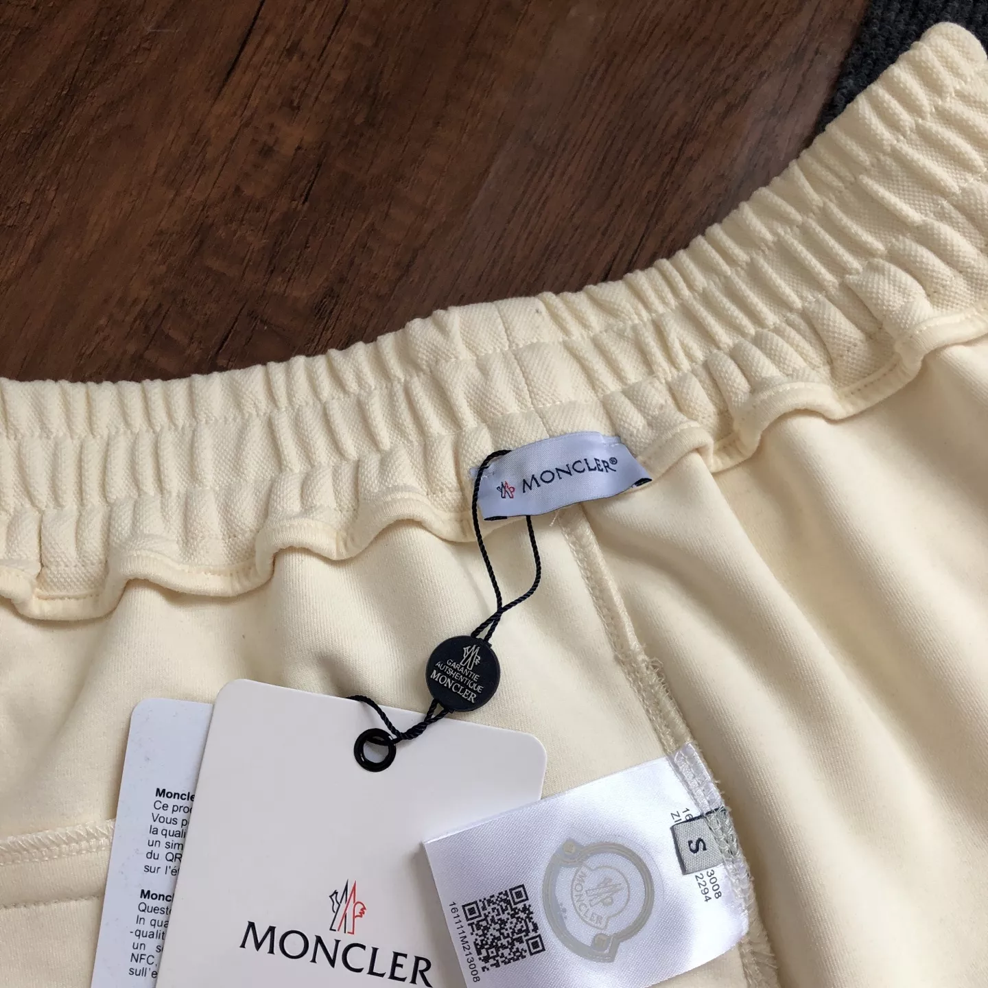 몽클레어 자수 로고 캐주얼 반바지 상세 이미지 8