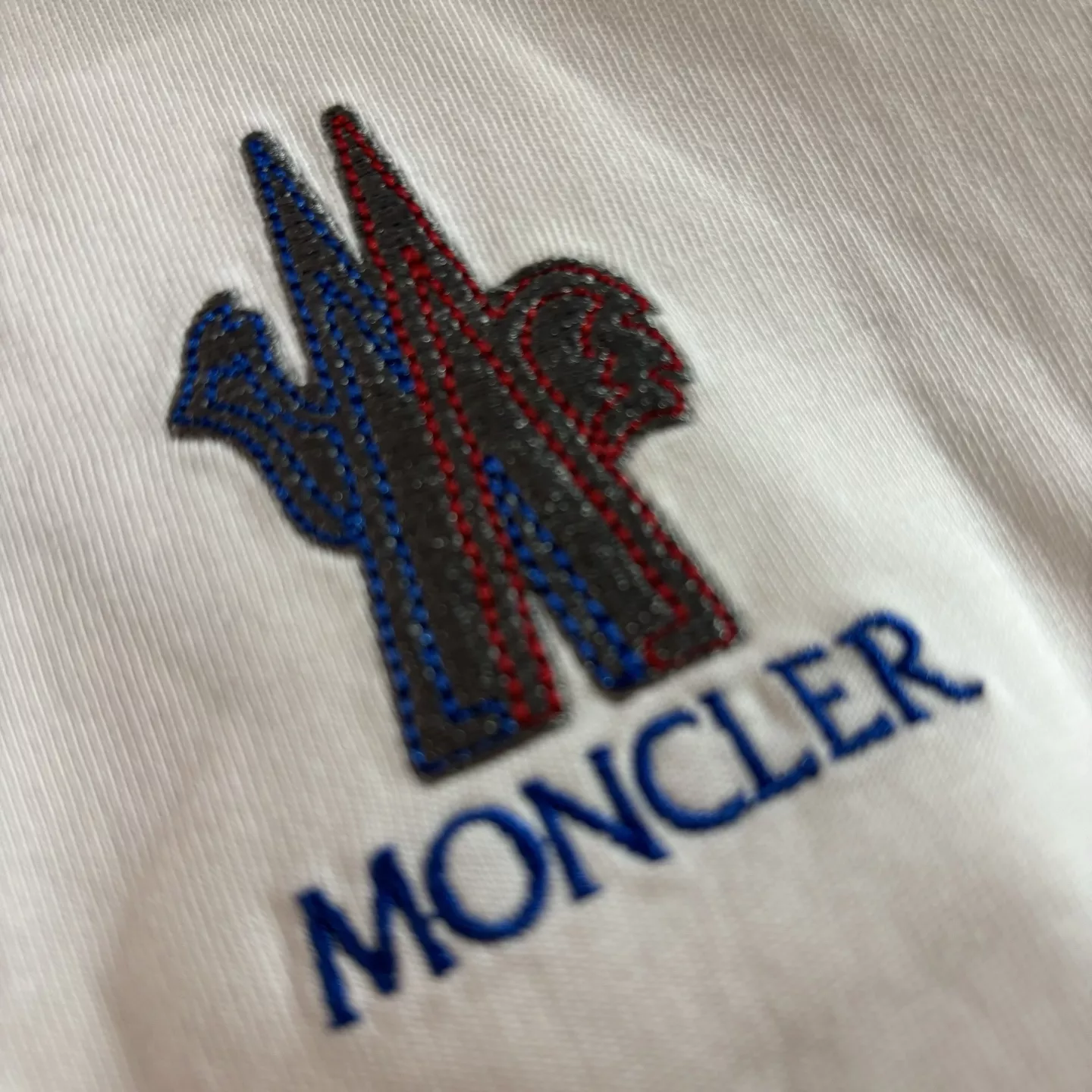 몽클레어 자수 로고 반소매 티셔츠 상세 이미지 4
