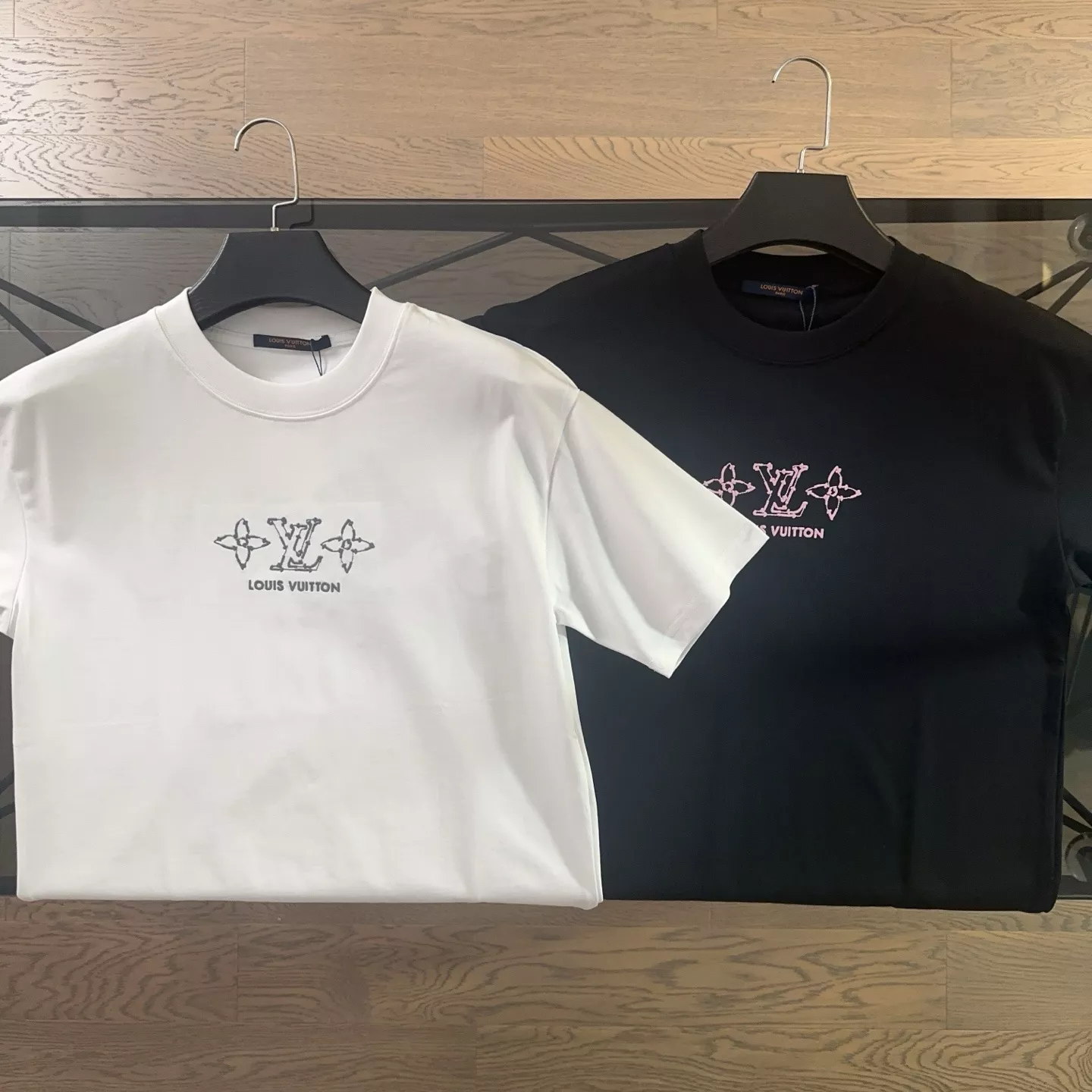 루이비통 자수 로고 반소매 티셔츠 상세 이미지 3