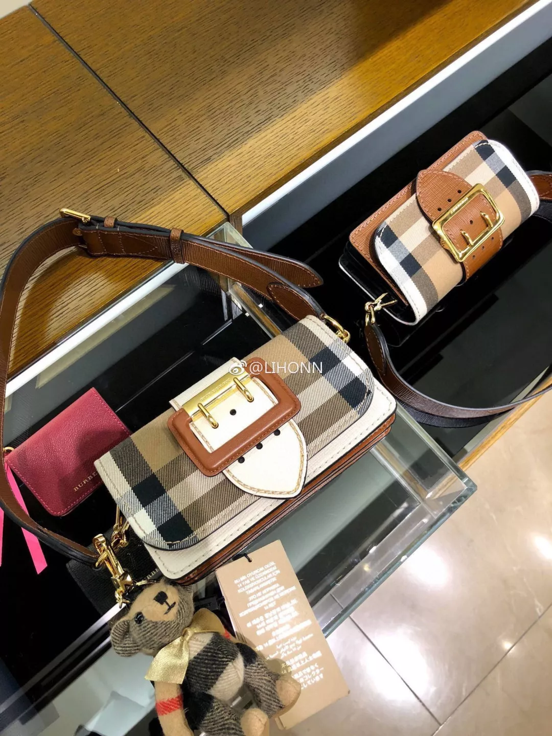버버리 버클 장식 하우스 체크 숄더백 상세 이미지 23