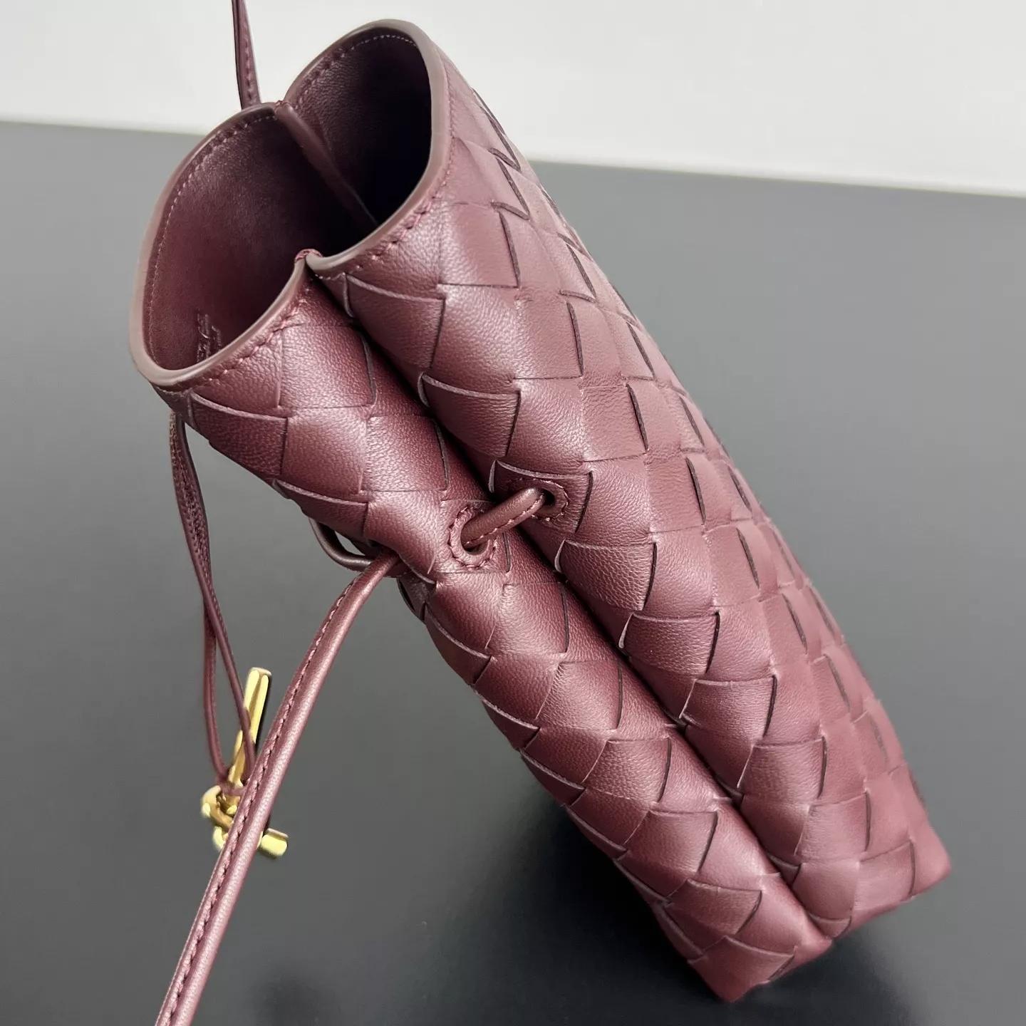 보테가베네타 세로형 인트레치아토 스트랩 백 상세 이미지 8