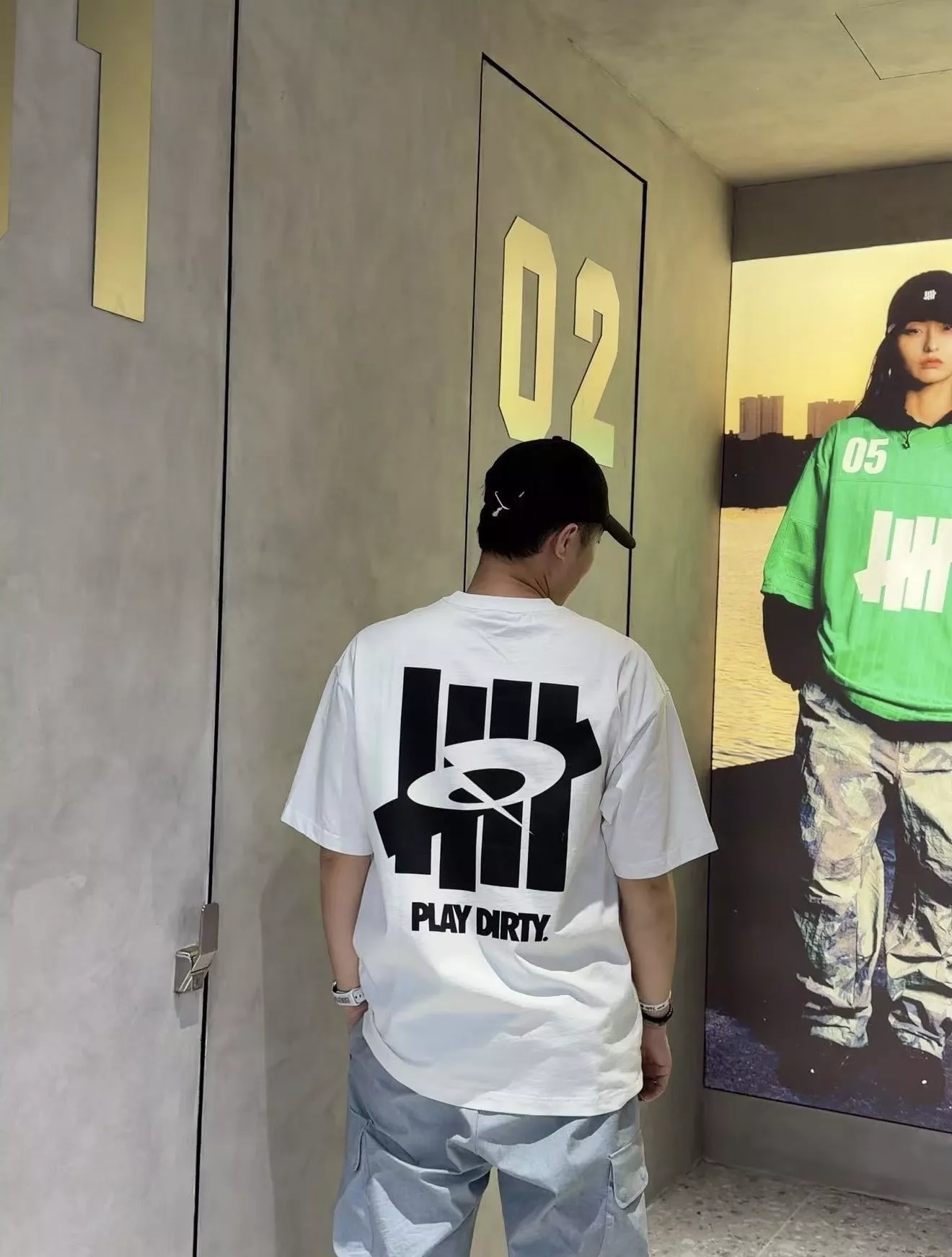 톰브라운 레이싱 그래픽 반소매 티셔츠 상세 이미지 19