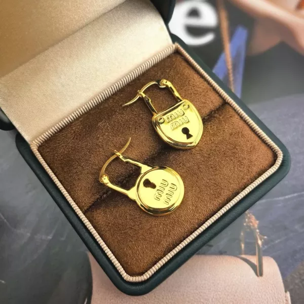 미우미우 진주 장식 레터링 이어링