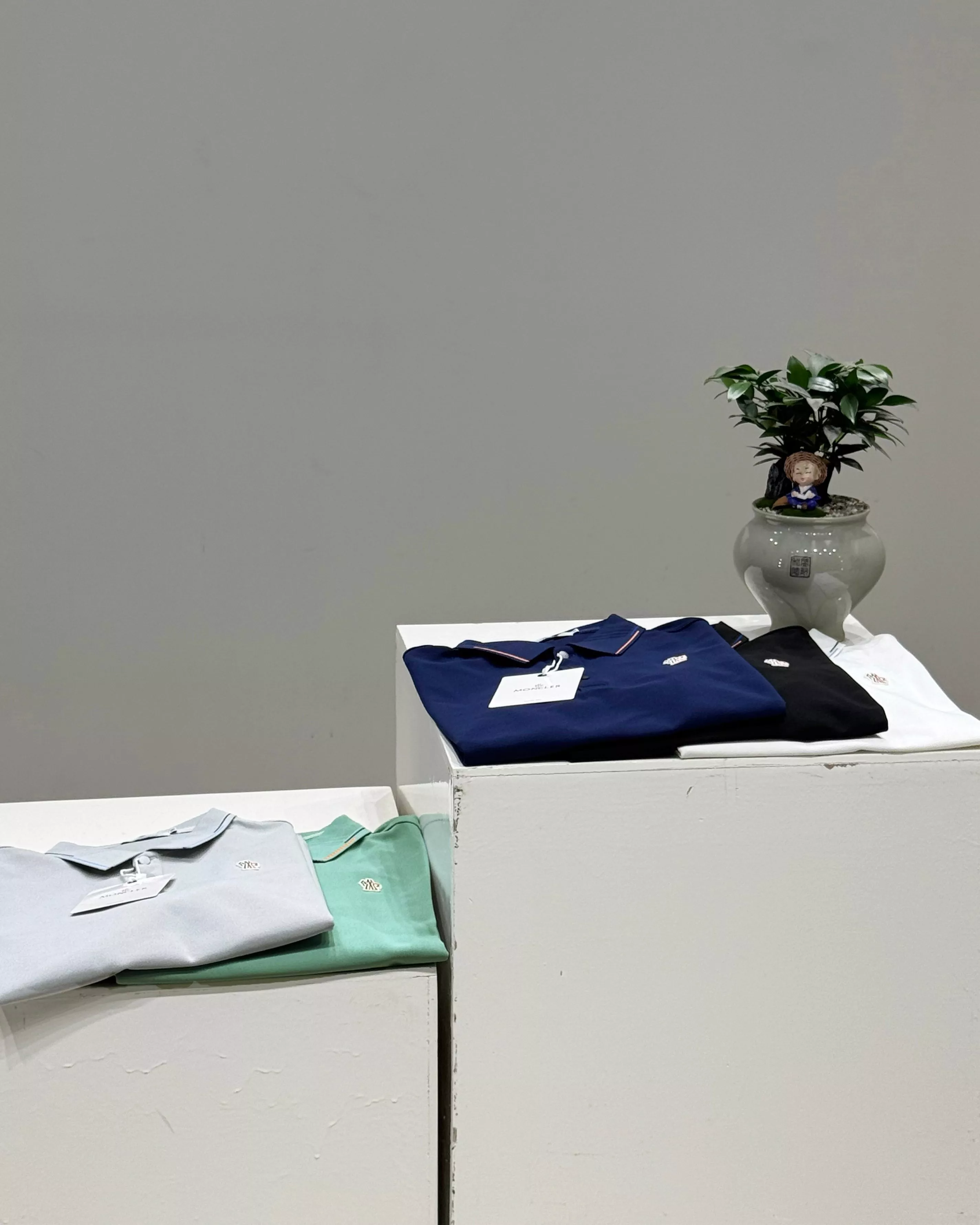 몽클레어 클래식 로고 자수 반소매 폴로셔츠 상세 이미지 28