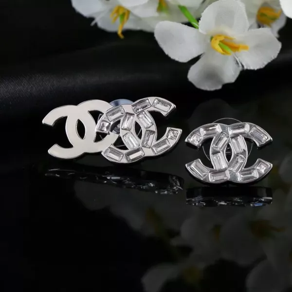 샤넬 로고 장식 이어링