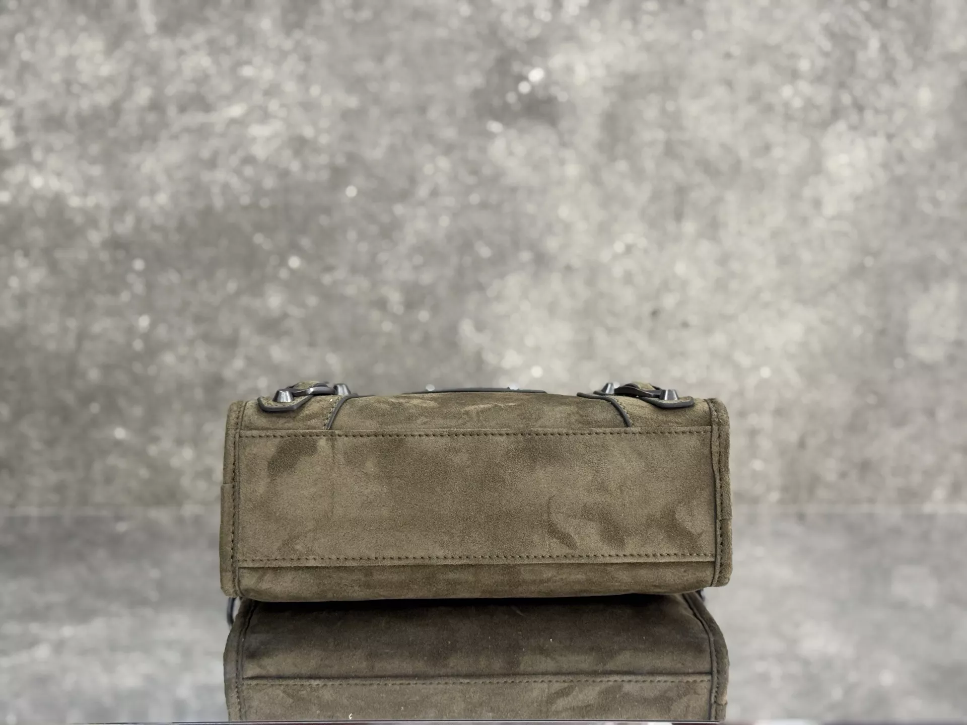 발렌시아가 스웨이드 빈티지 무드 미니백 상세 이미지 4