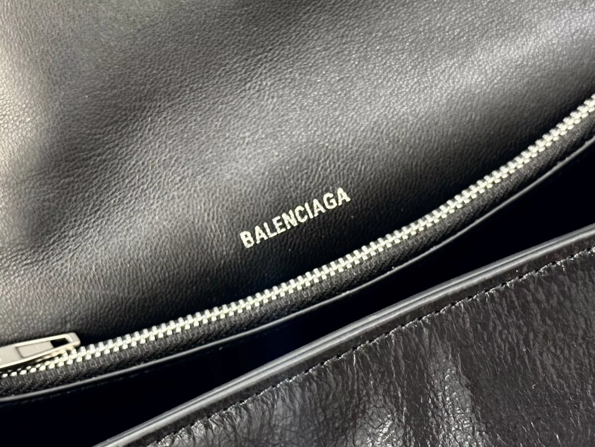 발렌시아가 크러시 주름 가죽 체인백 상세 이미지 9