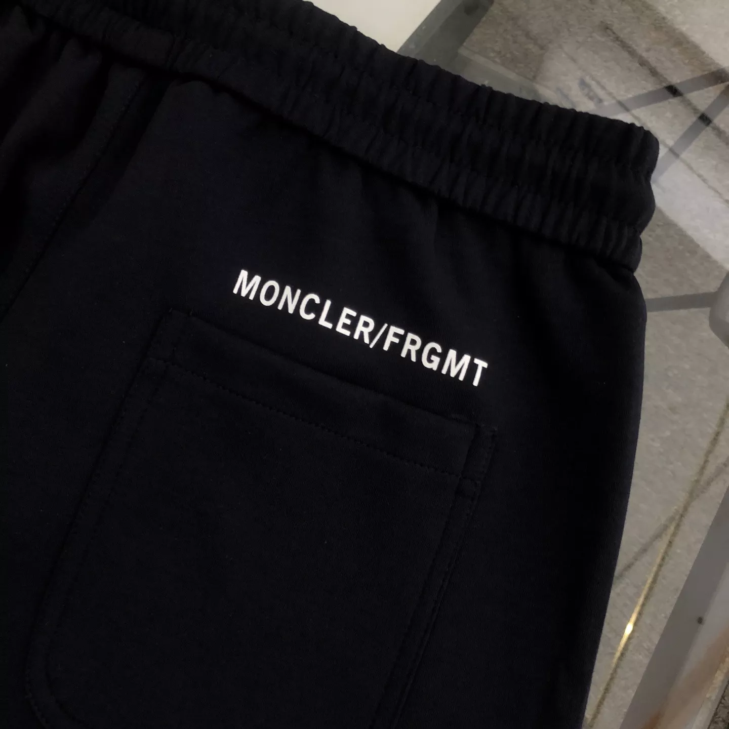 몽클레어 로고 배색 캐주얼 쇼트 팬츠 상세 이미지 8