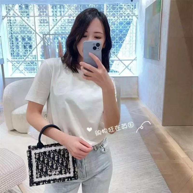 디올 리본 로고 자수 반소매 티셔츠 상세 이미지 15