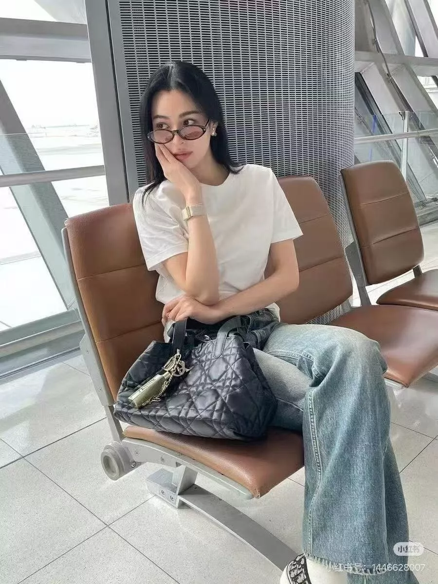디올 리본 로고 자수 반소매 티셔츠 상세 이미지 17