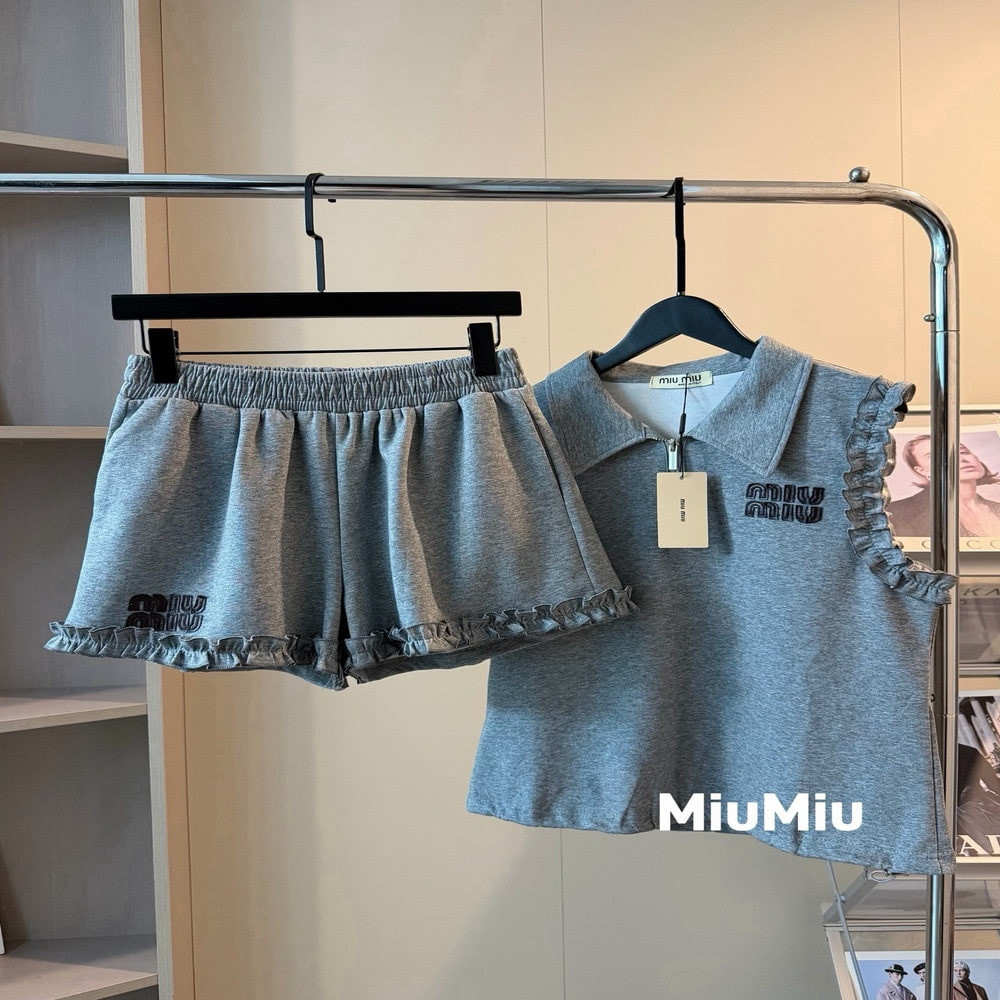 미우미우 폴로 칼라 자수 베스트 숏팬츠 세트